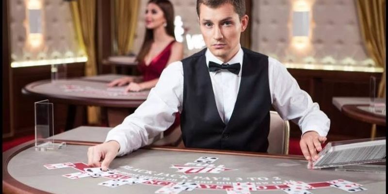 Đội ngũ dealer tương tác trực tiếp tại sảnh Live Casino